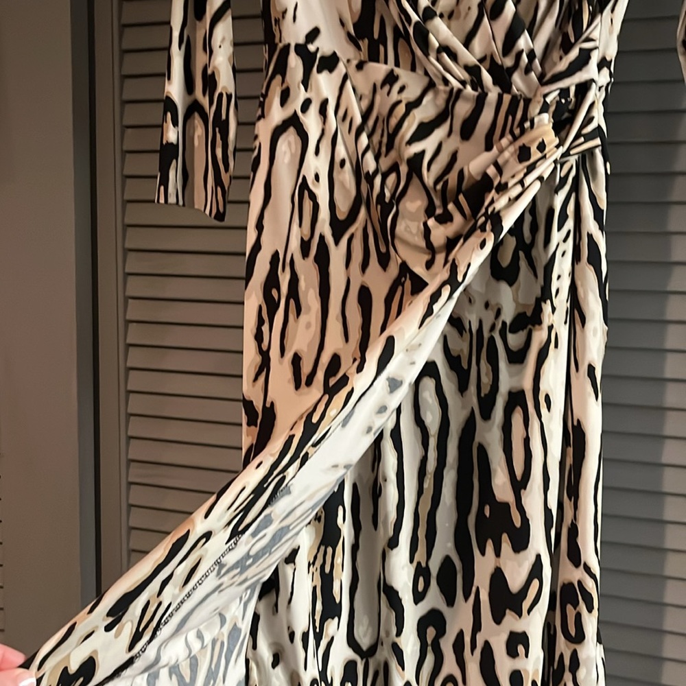Patterned V Neck Pencil Dress - Picture 6 of 7